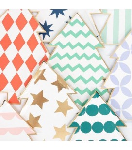 8 Gemusterte Teller in Form einer Weihnachtstanne