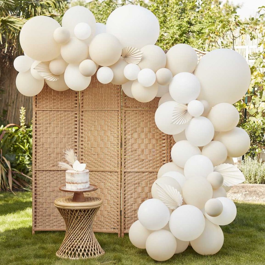 Arche de Ballons Nude & Blanc avec Eventails