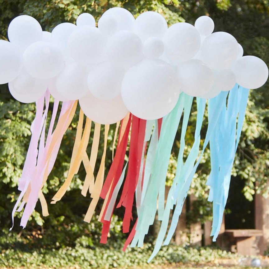 Weiße Wolken-Luftballongirlande mit Luftschlangen in Regenbogenfarben