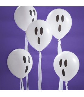 Weiße Geisterluftballons mit Luftschlangen